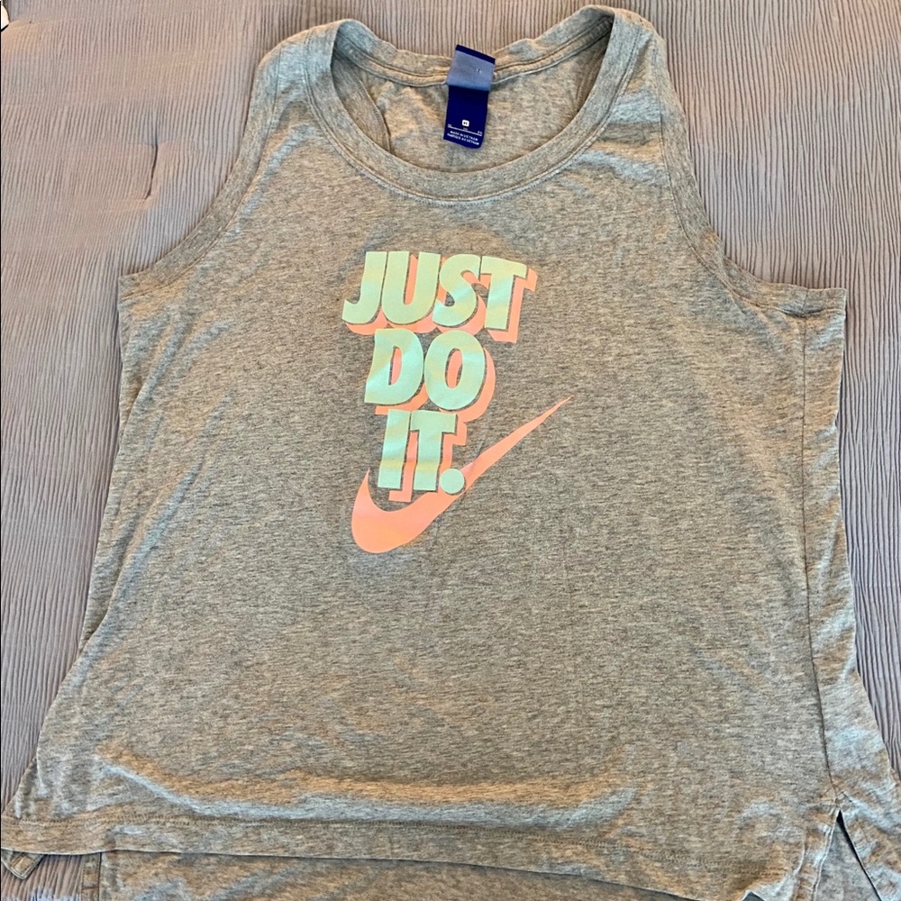 Women’s NIKE top